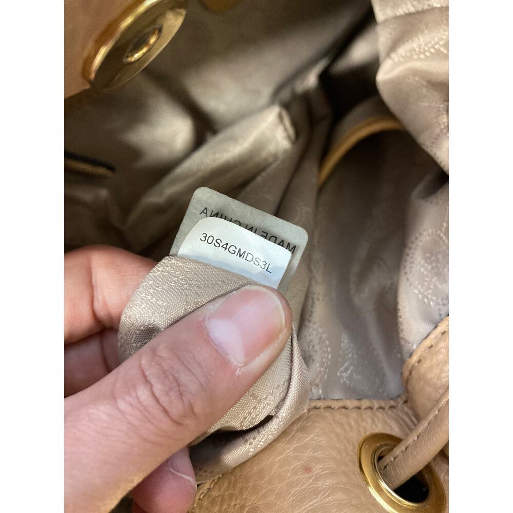 MICHAEL KORS, LARGE CAMEL LEATHER CROSSBODY BAG WITH TASSEL - Picture 12 of 16